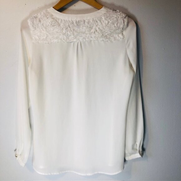 Rose Petal V-Neck Blouse EUC S White Applique Textured Workwear Top - Picture 3 of 7